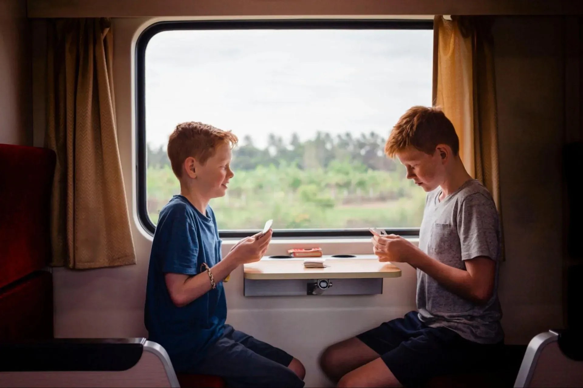 2 player playing card games in train
